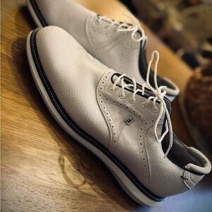 NWT FootJoy Traditions spikeless golf shoes-waterproof!